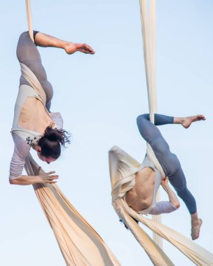 Montreal 'de Acrobat halka açık sirk gösterisi