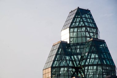 büyük pencereli modern bina