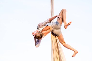 Montreal 'de Acrobat halka açık sirk gösterisi