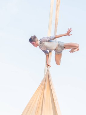 Montreal 'de Acrobat halka açık sirk gösterisi