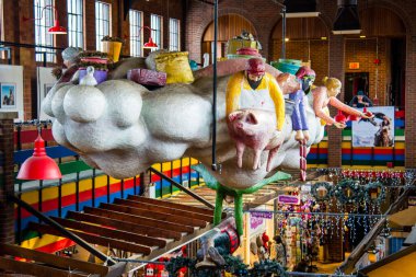 Ottawa, Kanada - 31 Aralık 2018: Ottawa 'daki Byward Market' in çatısında asılı Açı Heykeli