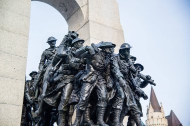 Ottawa şehir merkezindeki Ulusal Savaş Anıtı asker heykeli