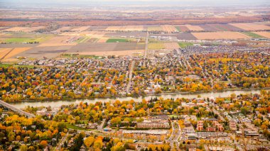 Gault Doğal Rezervi, Kanada - 5 Ekim 2018: Quebec 'teki Gault Doğal Rezervi' nin tepesinden panoramik sonbahar manzarası
