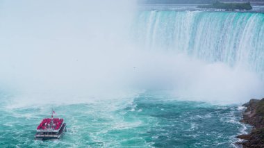 Niagara Şelalesi, Kanada - 27 Haziran 2018: Niagara Şelalesi gölünde yelken açan turizm teknesi