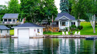 Ontario Gölü 'nde tekne gezisi ve tatil köyleri.