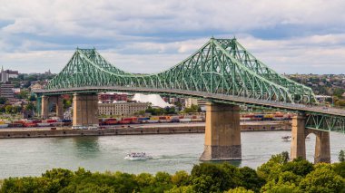 Montreal, Kanada - 4 Ekim 2018: Jacques Cartier Bridge Picture Saint Laurence Nehri 'nin güney tarafından çekildi