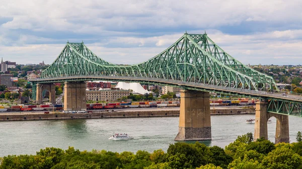Montreal, Kanada - 4 Ekim 2018: Jacques Cartier Bridge Picture Saint Laurence Nehri 'nin güney tarafından çekildi