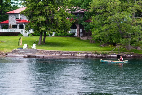 Ontario Gölü 'nde tekne gezisi ve tatil köyleri.