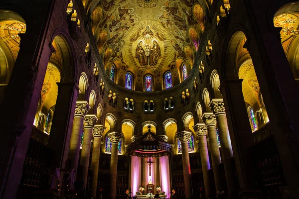 Quebec 'teki Bazilika Sainte Anne Beaupre' nin iç mekanı.