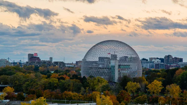 Montreal, Kanada - 24 Ekim 2018: Montreal 'in bir paorama manzarası Biyosheer' i içerir