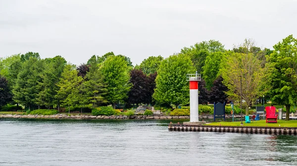 Hermosa Vista Del Parque Verde Con Lago Torre Salvavidas Fotos De Stock