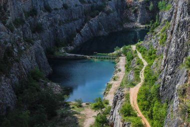 Temiz gölü olan eski taş ocağı. 