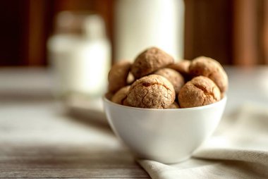 Önde kurabiyeler olan kase