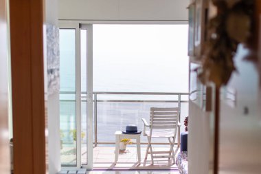 Deniz kenarındaki sandalyeli balkon.