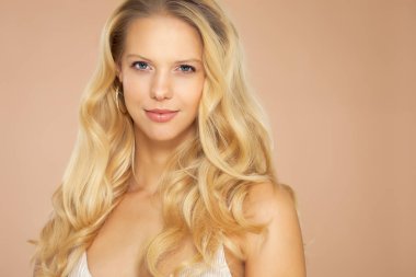 Güzel, gülümseyen kadın