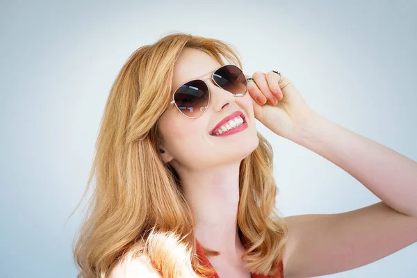 Счастливая девушка в солнцезащитных очках — стоковое фото