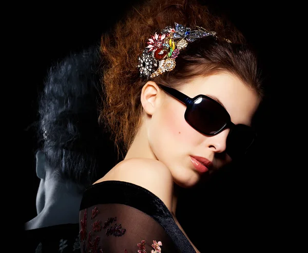 Vrouw met juwelen kapsel — Stockfoto