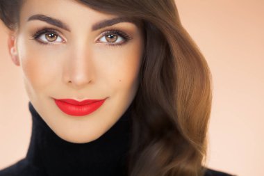 Kırmızı rujlu güzel bir kadın.