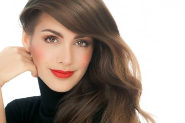 Kırmızı rujlu güzel bir kadın.