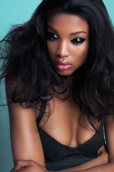非洲妇女与美丽的头发 — 图库照片