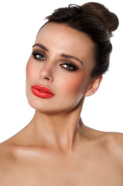 Beyaz arka plan üzerine sıcak, parlak yaz makyajı giymiş heterokromisi olan beyaz bir kadın..