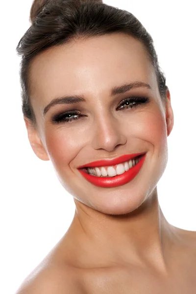 Mujer Joven Caucásica Con Heterocromia Que Usa Maquillaje Cálido Brillante —  Fotos de Stock