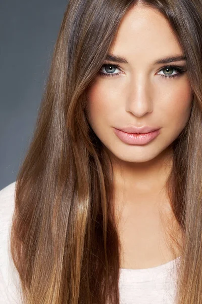 Mujer Joven Caucásica Con Heterocromia Cabello Largo Rubio Sobre Fondo —  Fotos de Stock