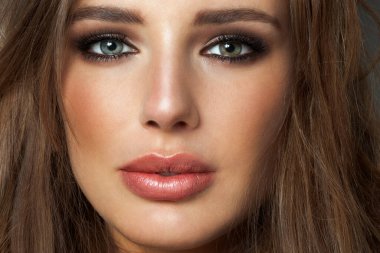 Heterokromi ve uzun sarı saçlı beyaz bir kadının portreleri..