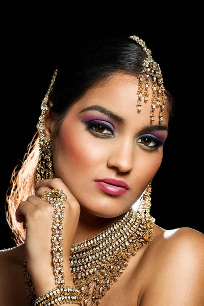 Mujer India Joven Con Joyas Tradicionales Maquillaje Colorido Sobre Fondo —  Fotos de Stock