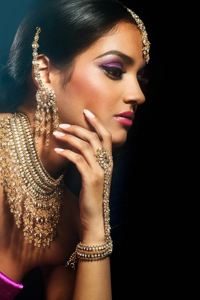 Mujer India Joven Con Joyas Tradicionales Maquillaje Colorido Sobre Fondo —  Fotos de Stock