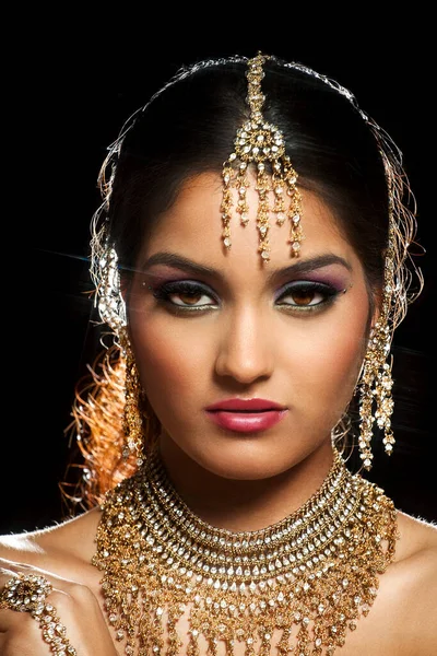 Jeune Femme Indienne Portant Des Bijoux Traditionnels Maquillage Coloré Sur — Photo