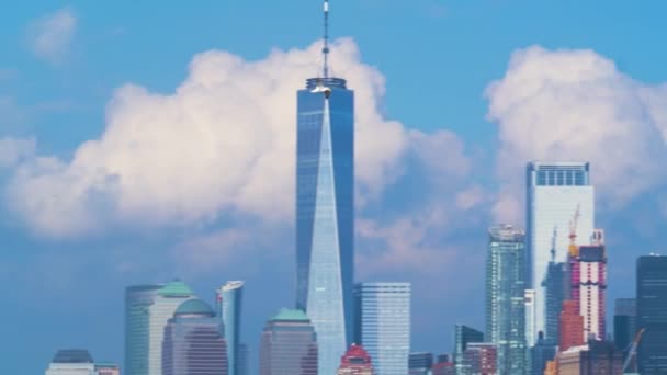 Pássaro Voando Através Nova Iorque Cidade Nyc Skyline Céu Bonito — Vídeo de Stock