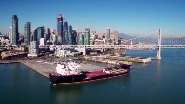 停靠在旧金山天际线上的船只的航拍 — 图库视频影像