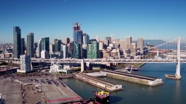 Luchtfoto Van Boten Aangemeerd San Francisco Skyline — Stockvideo