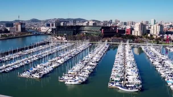 Luftaufnahme Von Booten Vor San Francisco Baseball Stadion Angedockt — Stockvideo