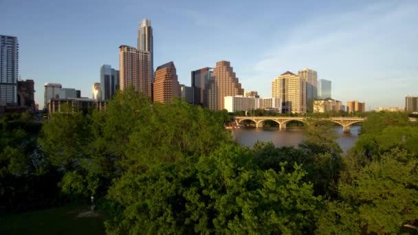 Austin City Skyline Través Del Río Colorado — Vídeo de stock