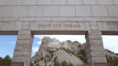 Rushmore Grand Viraj Terası ağır çekim girişi 