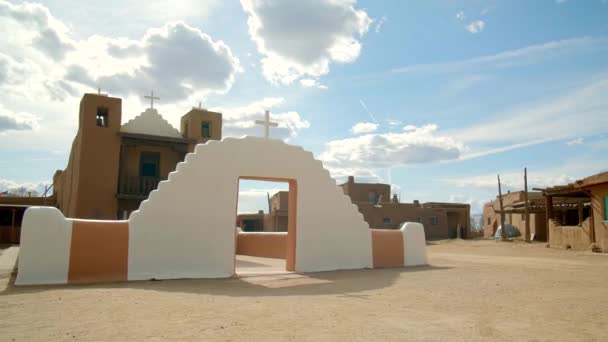 Iglesia Cristiana Taos Pueblo Sitio Nativo Americano — Vídeo de stock