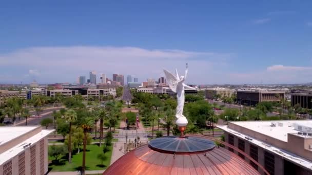 Phoenix Siluetinin Önündeki Bakır Başkent Çatısı Heykel — Stok video