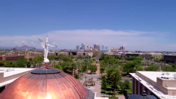 Techo Capitolio Cobre Estatua Frente Horizonte Phoenix — Vídeo de stock