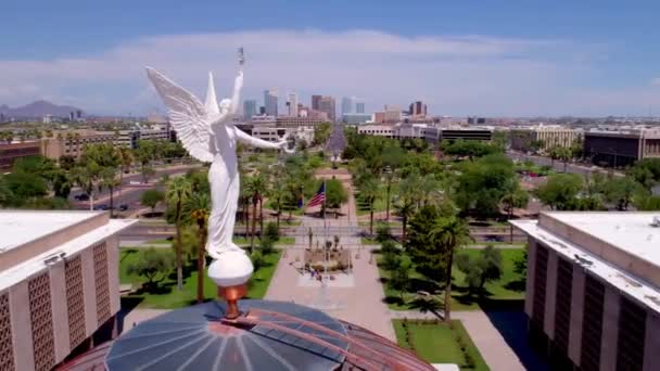 Tetto Capitello Rame Statua Fronte Allo Skyline Fenice — Video Stock