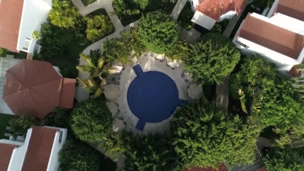Dalende Antenne Drone Verborgen Tropische Resort Hot Tub — Stockvideo