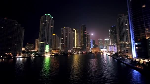 夜间乘坐无人驾驶飞机前往迈阿密市中心海滩 — 图库视频影像