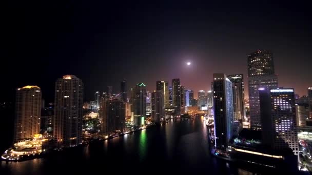 夜间乘坐无人驾驶飞机前往迈阿密市中心海滩 — 图库视频影像