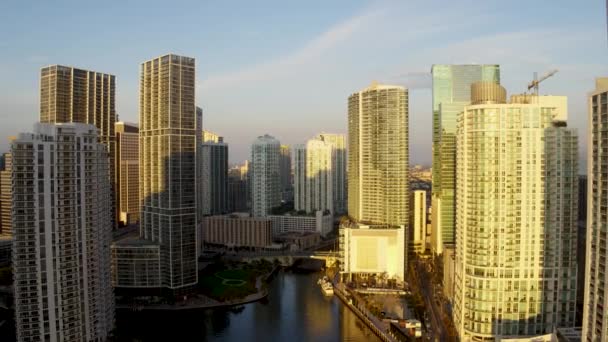 Innenstadt Miami Gebäude Bei Sonnenuntergang Durch Luftdrohne — Stockvideo