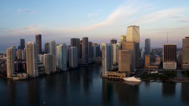 Downtown Miami Κτίρια Στο Ηλιοβασίλεμα Εναέρια Drone — Αρχείο Βίντεο