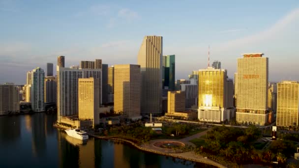 Innenstadt Miami Gebäude Bei Sonnenuntergang Durch Luftdrohne — Stockvideo