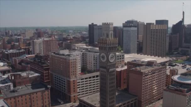 Drone Tiro Baltimore Skyline Reloj Torre — Vídeo de stock