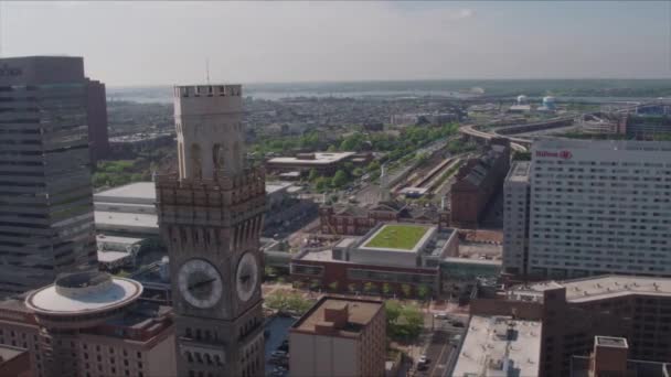 Drone Tiro Baltimore Skyline Reloj Torre — Vídeos de Stock