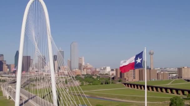 Flagga Över Dallas Skyline Margaret Jakt Hill Bridge — Stockvideo